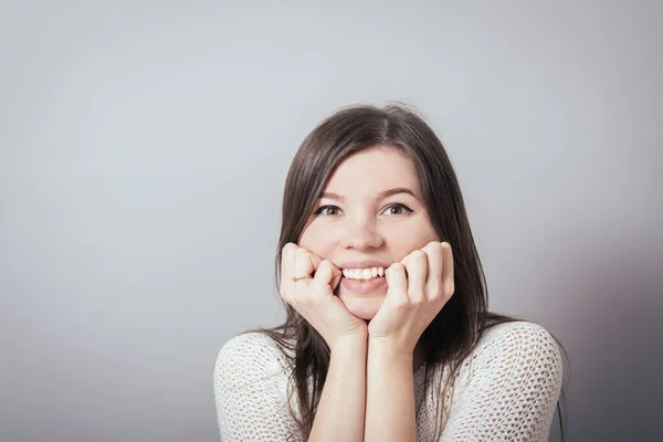 Chica Feliz Sobre Fondo Gris —  Fotos de Stock