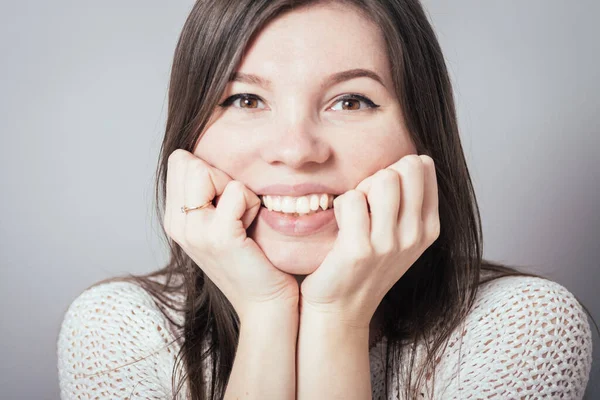 Menina Feliz Fundo Cinza — Fotografia de Stock