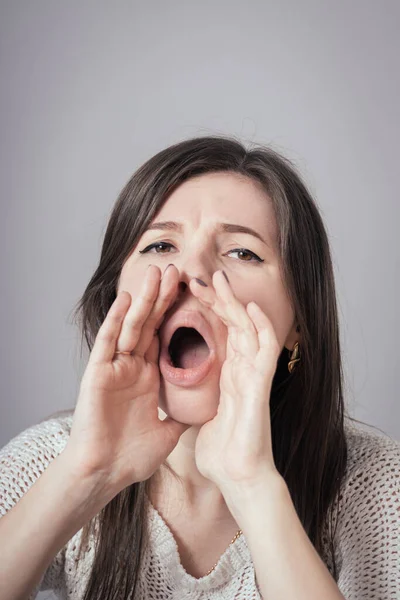 Menina Chamando Alguém Fundo Cinza — Fotografia de Stock