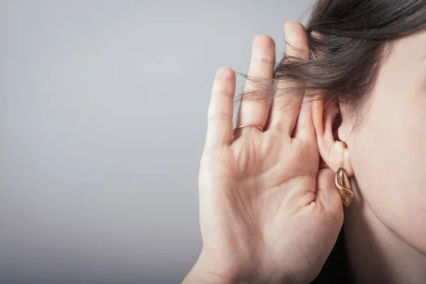 Girl Overhears Grey Background — Stock Photo, Image