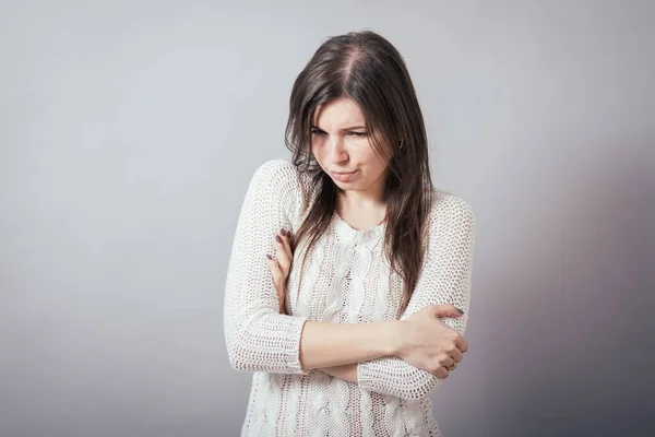 Mädchen Ist Vor Grauem Hintergrund Beleidigt — Stockfoto