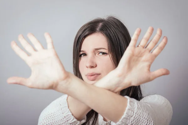 Flicka Visar Stopp Grå Bakgrund — Stockfoto