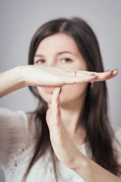 Ragazza Mostra Stop Sfondo Grigio — Foto Stock