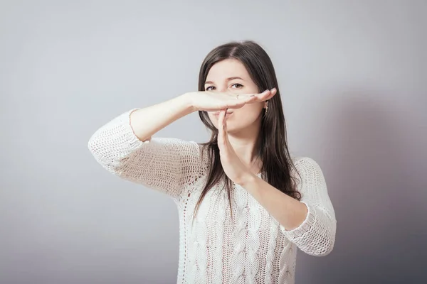 Ragazza Mostra Stop Sfondo Grigio — Foto Stock