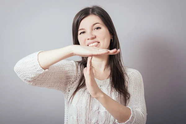 Muchacha Muestra Parada Sobre Fondo Gris — Foto de Stock