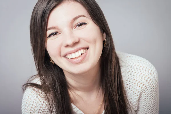 Menina Retrato Sobre Fundo Cinza — Fotografia de Stock