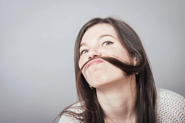 Meisje Rommelen Rond Grijze Achtergrond — Stockfoto