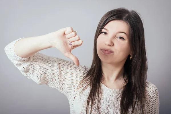 Mädchen Zeigt Daumen Nach Unten — Stockfoto