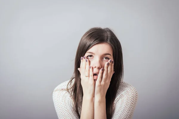 Ragazza Tira Pelle Sul Viso — Foto Stock