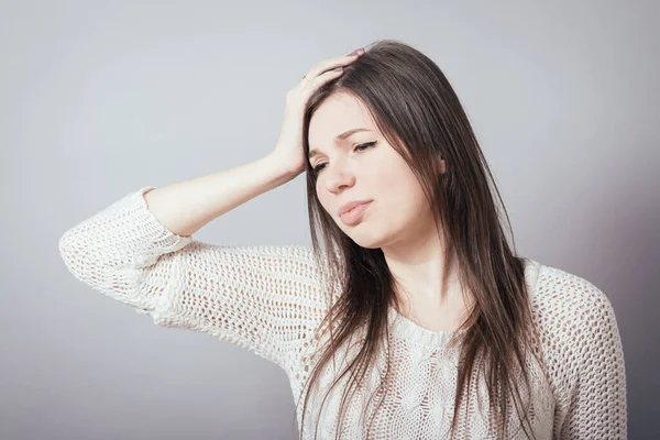 Chica Dolor Cabeza Sobre Fondo Gris — Foto de Stock