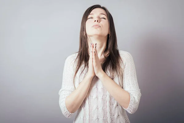 Κορίτσι Προσεύχεται Γκρι Φόντο — Φωτογραφία Αρχείου