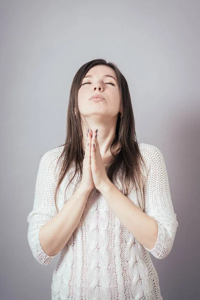 Ragazza Che Prega Sfondo Grigio — Foto Stock