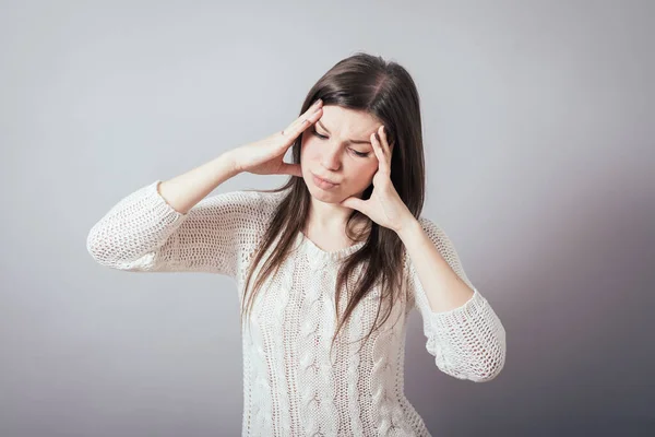 Mädchen Kopfschmerzen Auf Grauem Hintergrund — Stockfoto