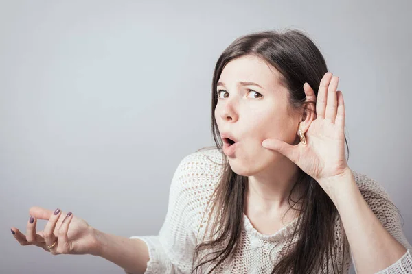 Girl Overhears Grey Background — Stock Photo, Image