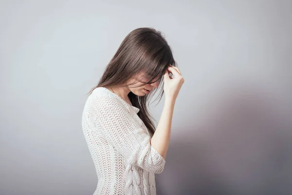 Fille Maux Tête Sur Fond Gris — Photo