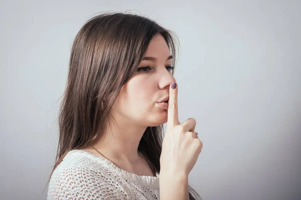 Chica Mostrando Tranquilamente Sobre Fondo Gris — Foto de Stock