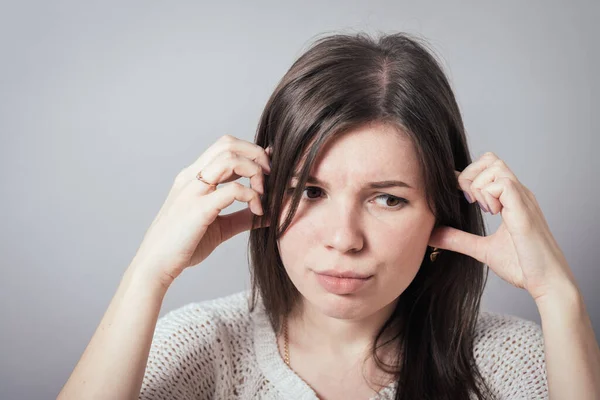 Chica Dolor Cabeza Sobre Fondo Gris — Foto de Stock