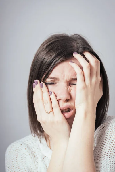 Mädchen Bedeckt Ihr Gesicht Mit Den Händen — Stockfoto