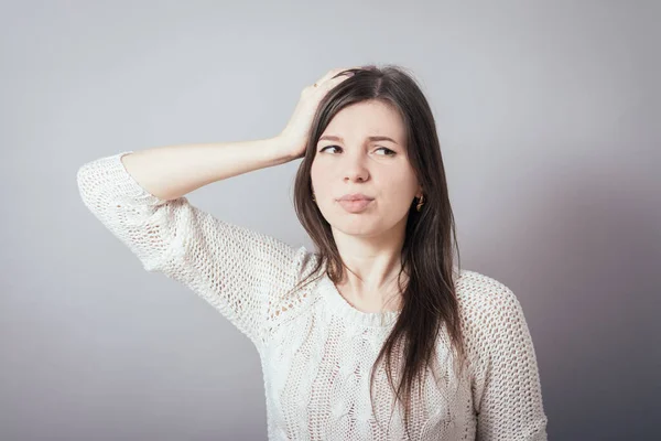 Ragazza Mal Testa Sfondo Grigio — Foto Stock