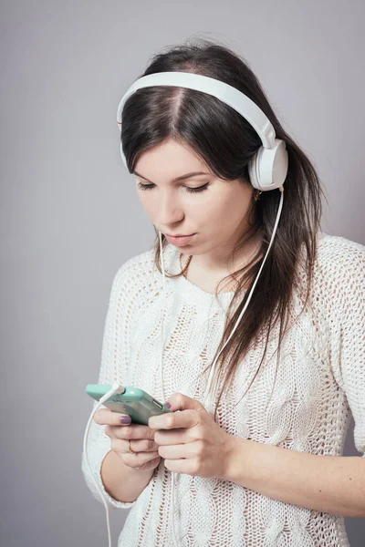 Девушка Слушает Музыку Вашего Телефона — стоковое фото