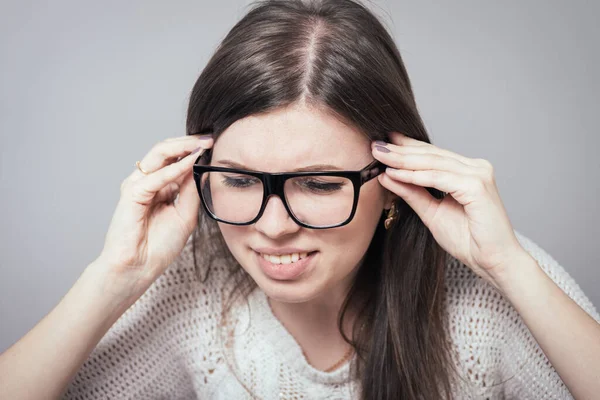 Chica Con Gafas Sobre Fondo Gris — Foto de Stock