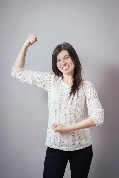 Chica Muestra Bíceps Sobre Fondo Gris — Foto de Stock