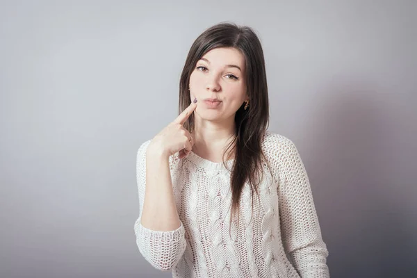 Mädchen Denkt Auf Grauem Hintergrund — Stockfoto