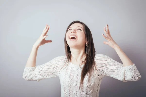 Meisje Bidden Grijze Achtergrond — Stockfoto