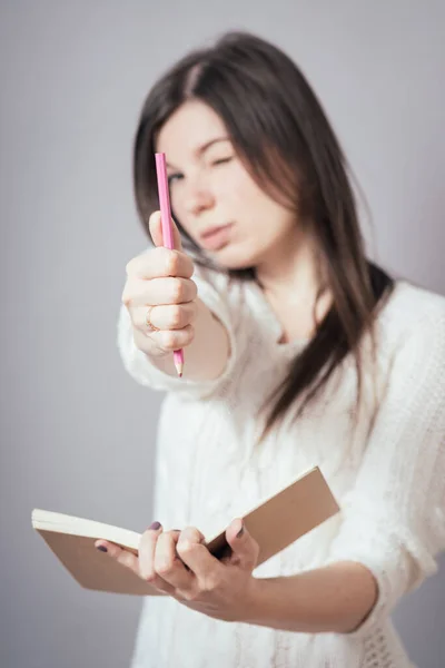 Mädchen Mit Bleistift Und Notizblock — Stockfoto