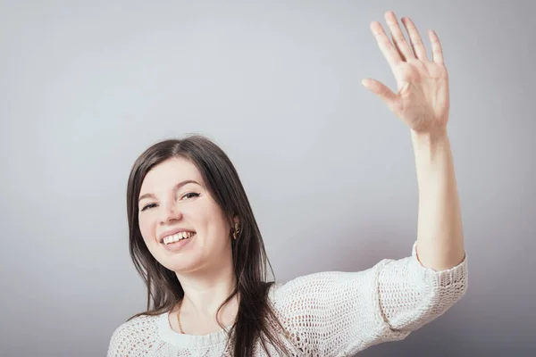 Chica Mostrando Hola Gris Fondo — Foto de Stock