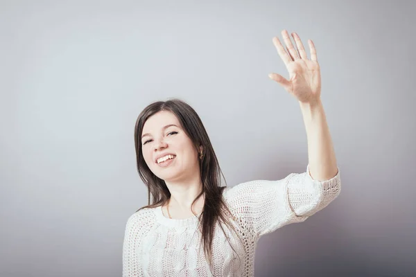 Chica Mostrando Hola Gris Fondo — Foto de Stock