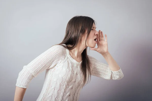 Mulher Chamando Alguém Fundo Cinza — Fotografia de Stock