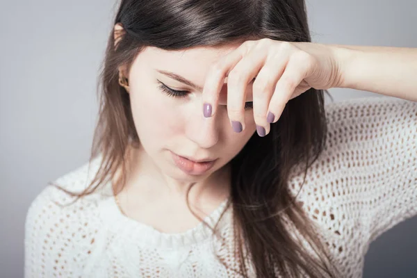 Chica Dolor Cabeza Sobre Fondo Gris — Foto de Stock