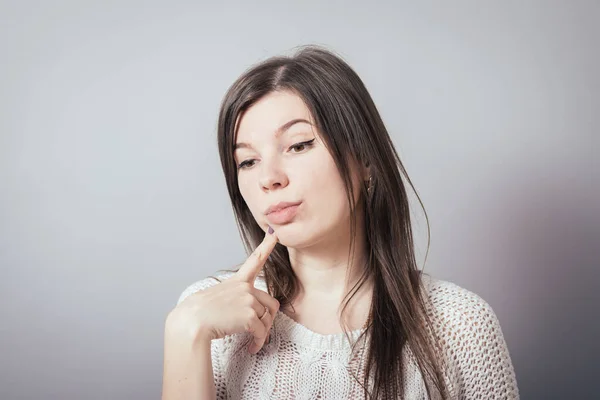 Mädchen Denken Auf Grauem Hintergrund — Stockfoto