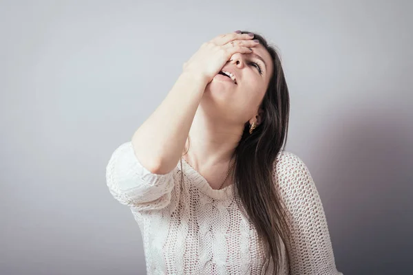 Cabelos Longos Bela Menina Morena Cometeu Erro Segurando Sua Testa — Fotografia de Stock