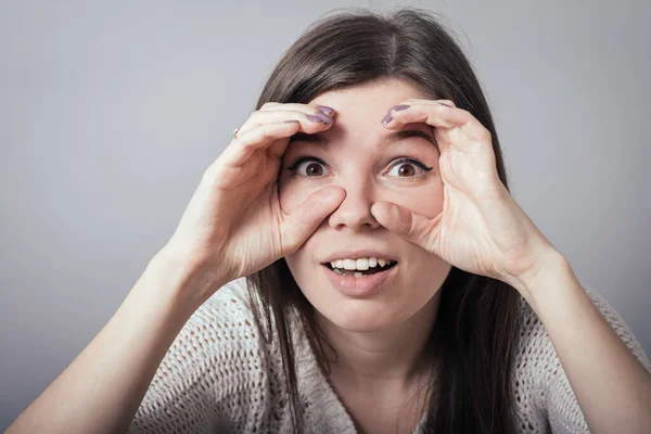 Mujer Joven Bonita Buscando Algo Con Los Ojos Abiertos Binocular —  Fotos de Stock