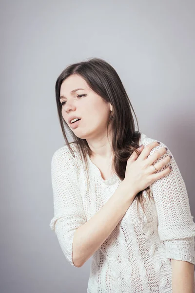 肩の痛み スポーツ傷害を持つ若い女性 — ストック写真