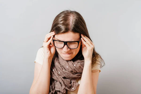 Gadis Dengan Kacamata Latar Belakang Abu Abu — Stok Foto