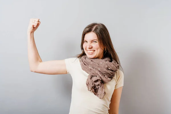 Menina Mostra Bíceps Fundo Cinza — Fotografia de Stock