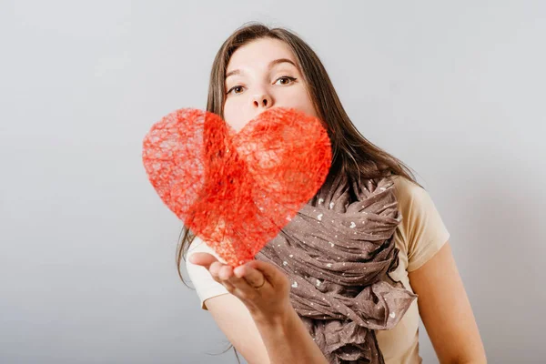 Kärlek Och Alla Hjärtans Dag Kvinna Håller Hjärta — Stockfoto