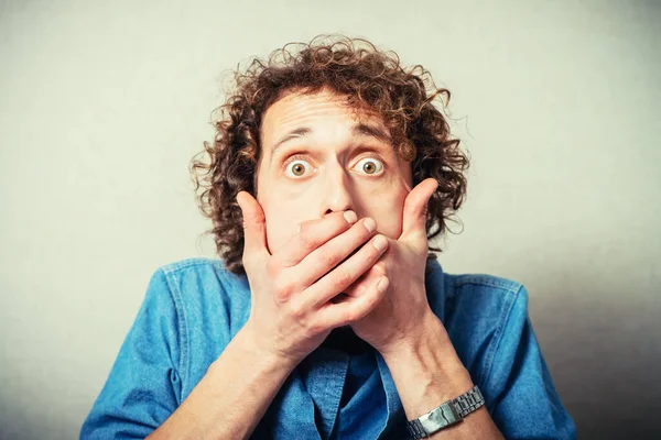 Adam elleriyle ağzını kapattı, hiçbir şey söylemedi.