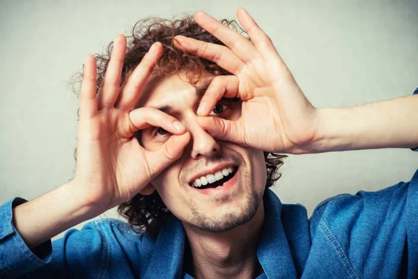 Hombre Divertido Con Mano Sobre Los Ojos Mirando Través Los — Foto de Stock