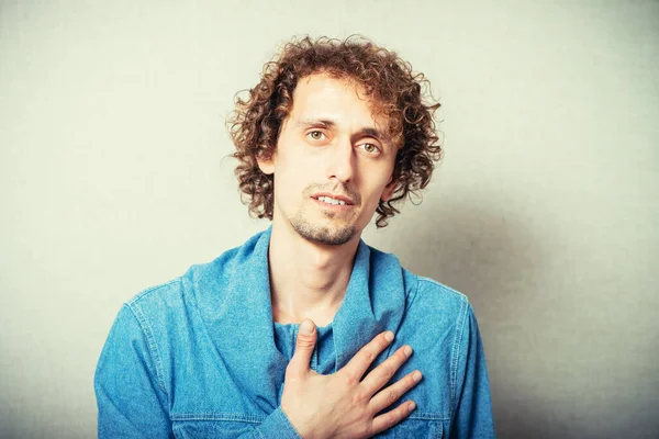 Genç adam göğsünde acı çekiyor.