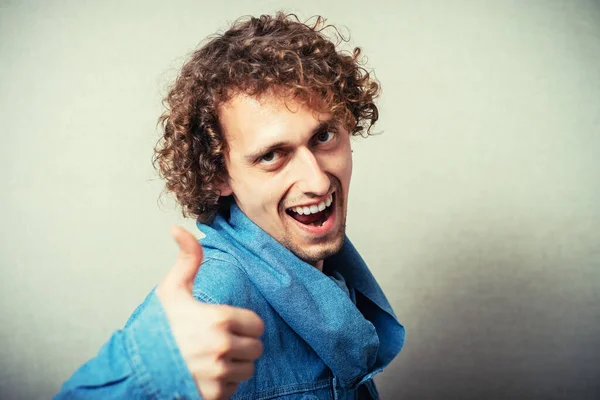 Başparmağı havada yakışıklı bir adam.