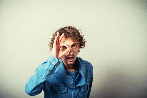 Hombre Divertido Con Mano Sobre Los Ojos Mirando Través Los — Foto de Stock