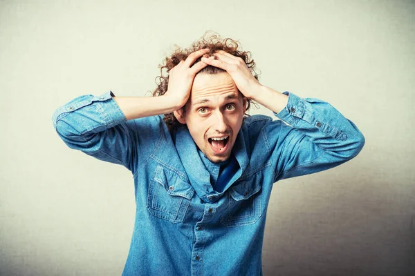 Baş ağrısı olan bir portre adamı.