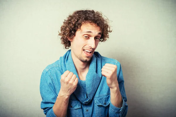 Rizado Hombre Feliz Con Sus Puños — Foto de Stock