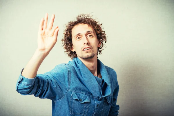 Kıvırcık adam müzisyenleri yönetiyor.