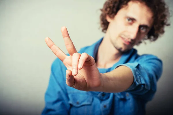 Hombre Pelo Rizado Mostrando Dos Dedos — Foto de Stock