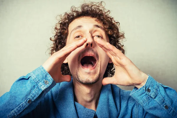 Adam gri arka planda birini arıyor.